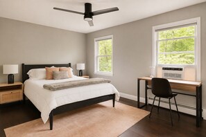 4 Schlafzimmer, Schreibtisch, Bügeleisen/Bügelbrett, Reisekinderbett