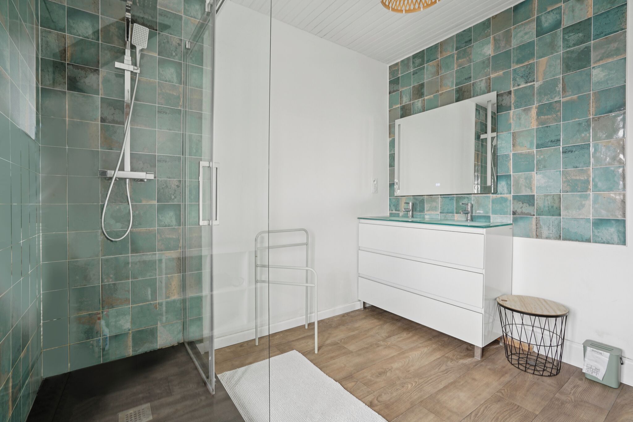 Toallas, jabón, papel de baño 