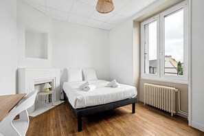 7 makuuhuonetta, työpöytä, silitysrauta/-lauta, vauvan matkasänky