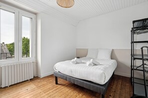 7 室のベッドルーム、デスク、アイロン / アイロン台、旅行用ベビーベッド