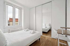 7 chambres, bureau, fer et planche à repasser, lit parapluie