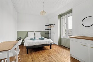 7 chambres, bureau, fer et planche à repasser, lit de bébé portatif