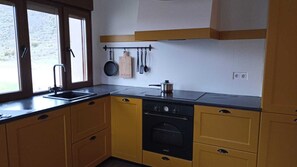 Een oven, een kookplaat, een vaatwasser