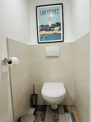 Séchoir à cheveux, serviettes fournies, savon, papier de toilette
