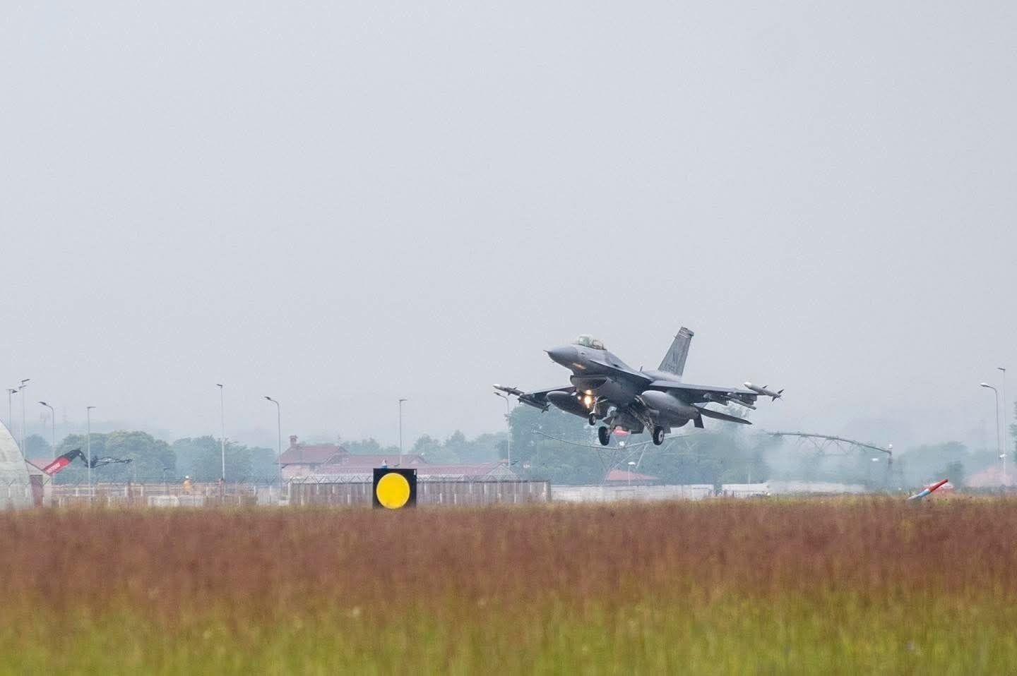 Ein Militärflugzeug startet von einer Startbahn.