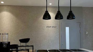 Café da manhã com buffet grátis todos os dias