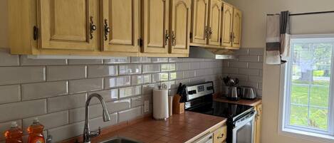 冷蔵庫、電子レンジ、オーブン、コンロ