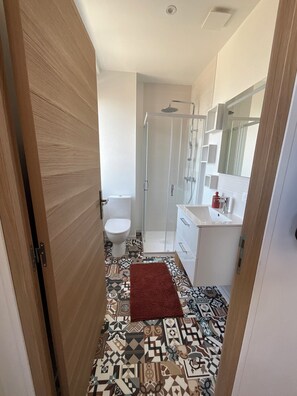 Regadera, toallas, papel de baño 