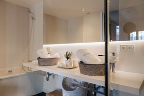 Dusche, Haartrockner, Handtücher, Seife