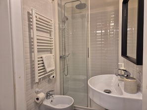 Articles de toilette gratuits, sĂšche-cheveux, serviettes fournies, savon