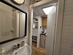 Haartrockner, Handtücher, Seife, Shampoo