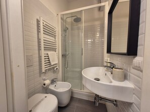 Secador de pelo, toallas, jabón, shampoo