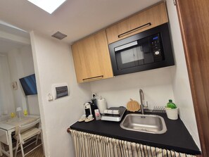 Refrigerador, microondas, placa de cocina, cafetera/tetera