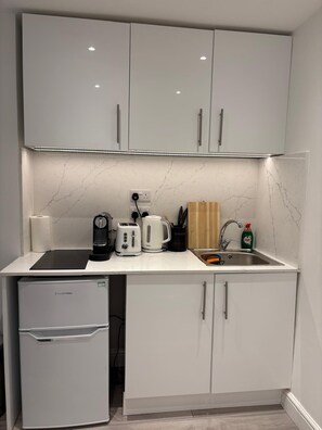 Fridge, microwave, stovetop, coffee/tea maker - Cozy Luxe Studio Near Hyde Park With Terrace (London)