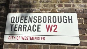 Ein Schild mit der Aufschrift 'Queensborough Terrace W2' und 'City of Westminster', das einen Ort angibt.