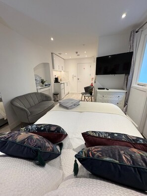 1 bedroom, iron/ironing board, WiFi, bed sheets - Cozy Luxe Studio Near Hyde Park With Terrace (London)