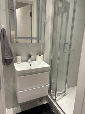 Shower, hair dryer, shampoo - Cozy Luxe Studio Near Hyde Park With Terrace (London)