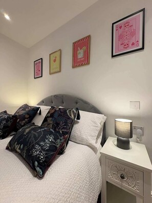 1 bedroom, iron/ironing board, WiFi, bed sheets - Cozy Luxe Studio Near Hyde Park With Terrace (London)