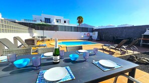 Outdoor dining - Villa Zinnia - heated pool, aircon, large terrace with sun and shade all day (playa blanca)