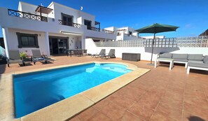 Utendørsbasseng og et oppvarmet basseng