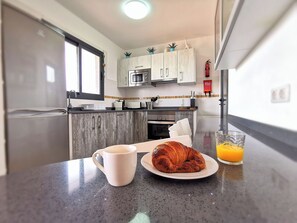Een koelkast, een microgolfoven, een oven, een kookplaat