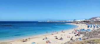 Villa with heated pool & great outside space, 15 minutes walk to Marina Rubicon