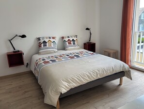 2 quartos, ferros/tábuas de passar roupa, berço de viagem