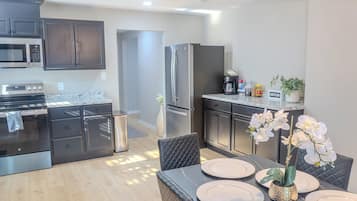 Micro-ondes, four, plaque de cuisson, lave-vaisselle