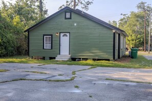 Exterior - 3-bedroom house in beautiful Valdosta with WiFi, AC. Enjoy your stay (Valdosta)
