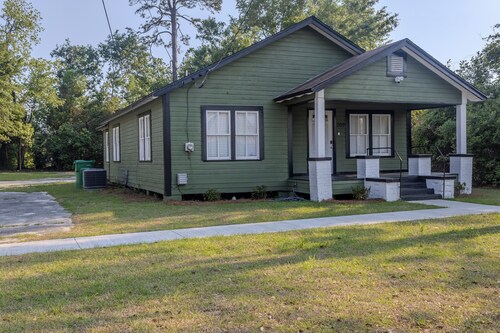 3-bedroom house in beautiful Valdosta with WiFi, AC. Enjoy your stay