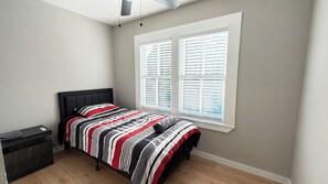 3 slaapkamers, een strijkplank/strijkijzer, gratis wifi, beddengoed