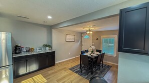 Dining - 3-bedroom house in beautiful Valdosta with WiFi, AC. Enjoy your stay (Valdosta)