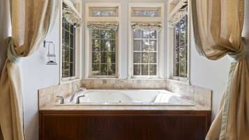 Douche, baignoire Ă jets, sĂšche-cheveux