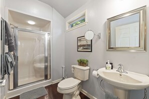 Shower, jetted bath, hair dryer, towels
