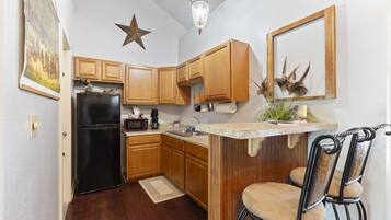 Réfrigérateur, micro-ondes, cafetiÚre/bouilloire, grille-pain