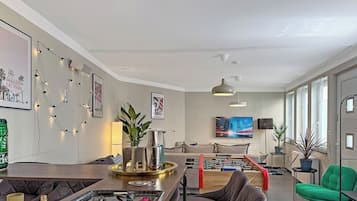 Fernseher, Tischtennisplatte