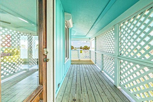 Lose all your worries at Rockport’s most colorful hideaway, Bay Window Retro Retreat!