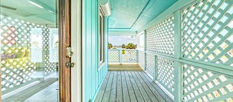 Lose all your worries at Rockport’s most colorful hideaway, Bay Window Retro Retreat!