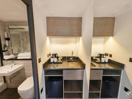 Iron/ironing board, free WiFi. The Crossway Hotel, Coventry South, Part of the AG Collection