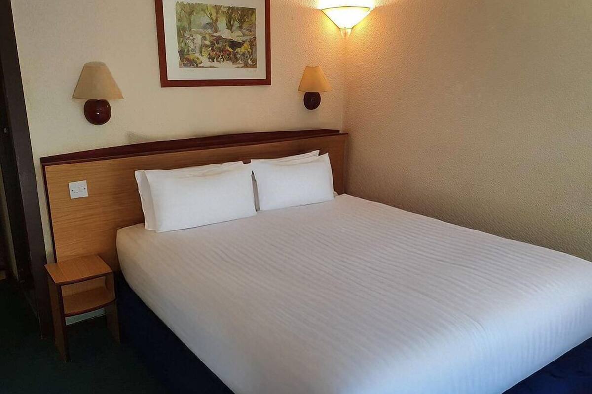 Standard Double Room | Iron/ironing board, free WiFi