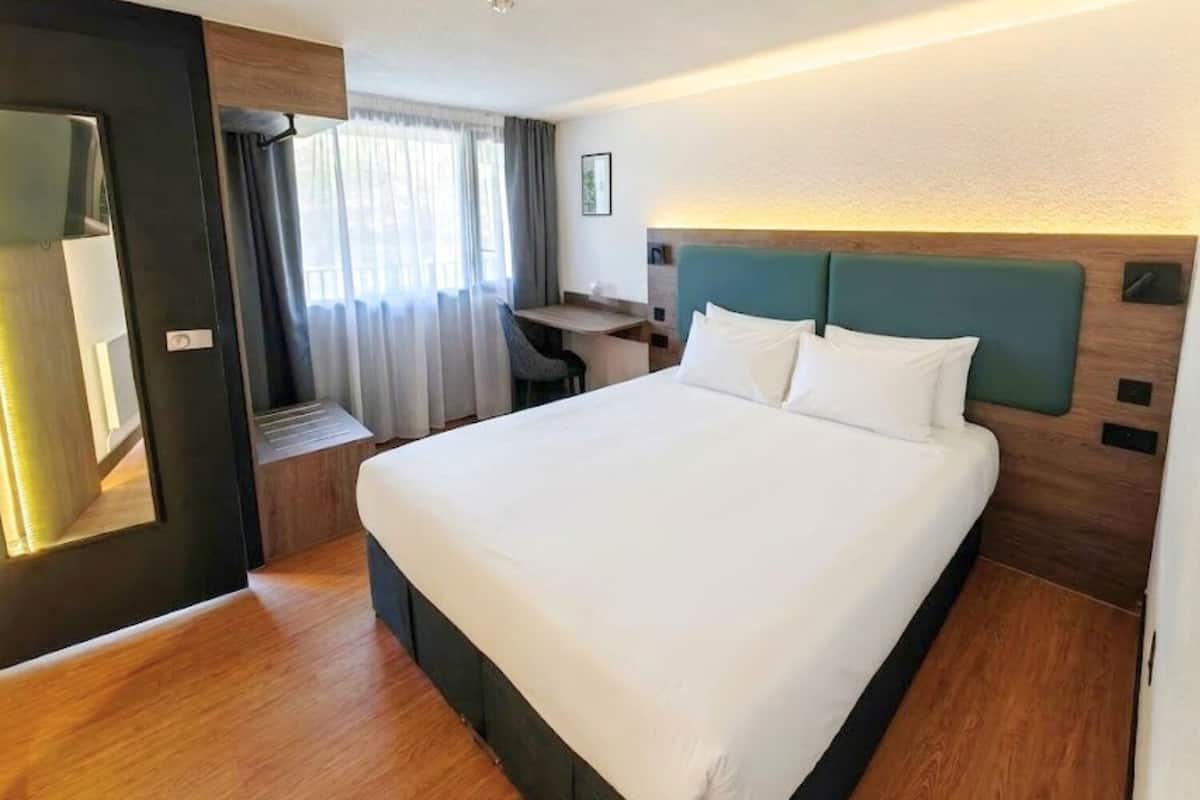 Executive Double Room | Iron/ironing board, free WiFi
