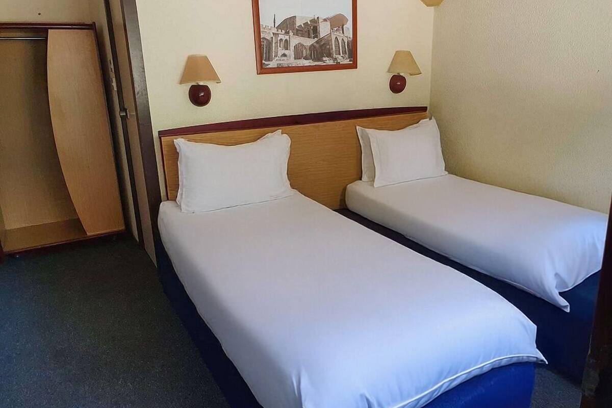 Standard Twin Room | Iron/ironing board, free WiFi