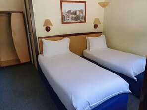 Standard Twin Room | Iron/ironing board, free WiFi