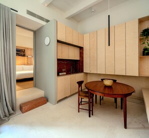 Studiosuite – superior | Eget kjøkken | Minikjøleskap, kokeplater og kjøkkenutstyr