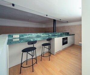 Suite – premium, terrasse | Eget kjøkken | Minikjøleskap, kokeplater og kjøkkenutstyr