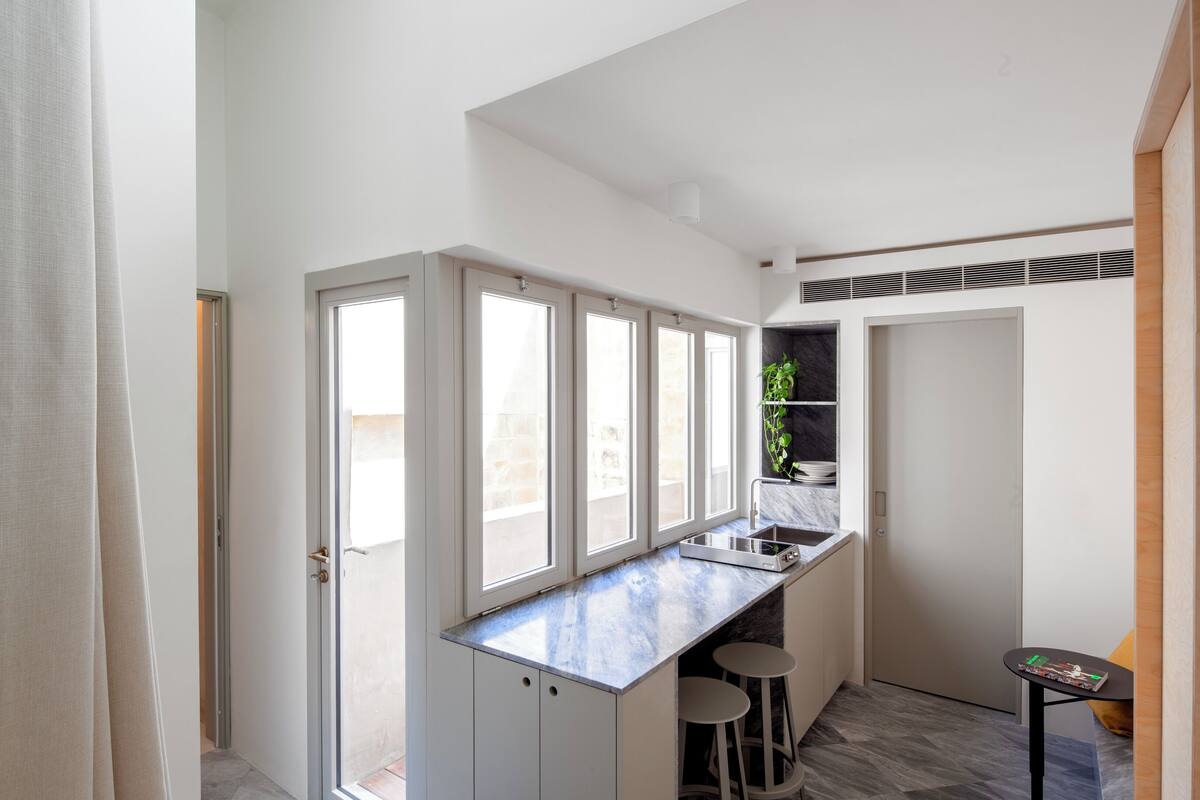 Studio, Balcony | Private kitchen | Mini-fridge, stovetop, cookware/dishes/utensils