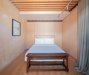 Suite – premium, terrasse | Safe på rommet, individuelt dekorert og individuelt innredet