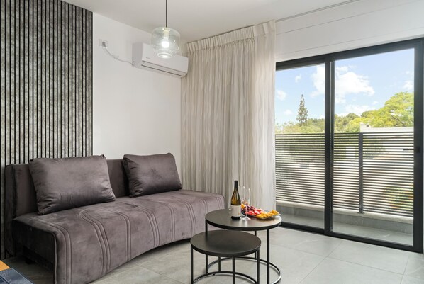 Apartment, Balcony | Living area