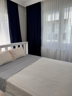 Tabla de planchar con plancha, wifi, ropa de cama