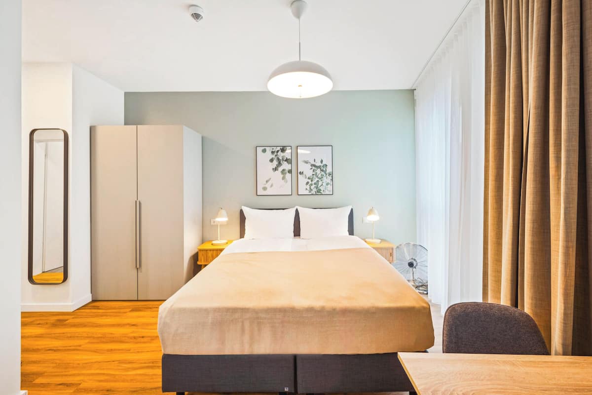 Suite | Individueel gedecoreerd, individueel gemeubileerd, een bureau
